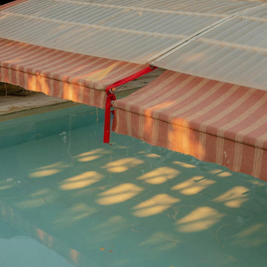 Markisenstoffe und Schwimmbadüberdachungen für Material und Schutz, Markisenhersteller.com